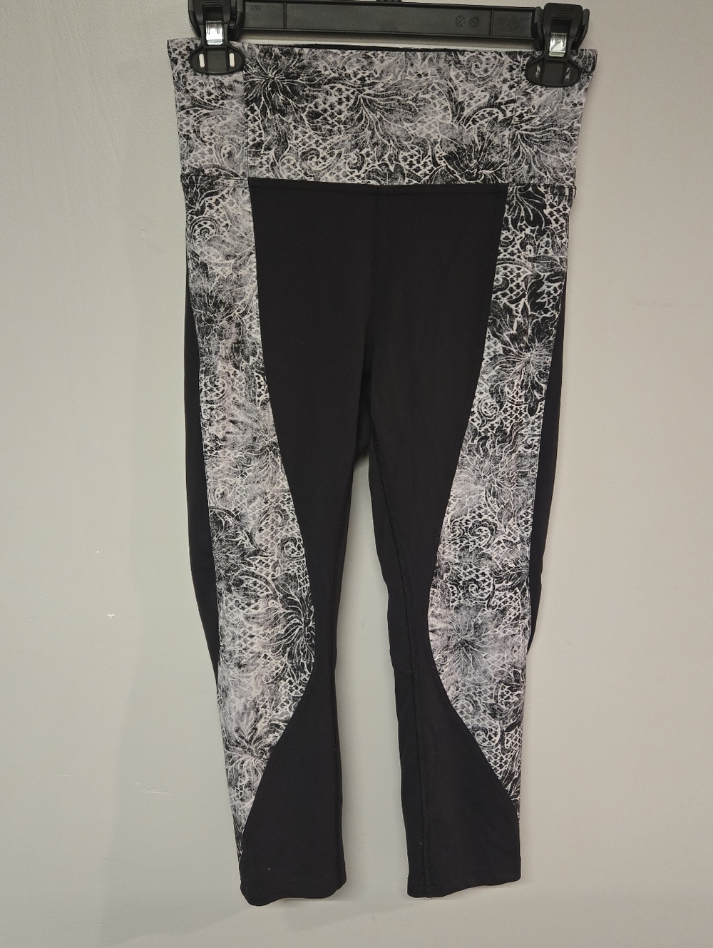 Lululemon Black Gray Serigraph Starlight Sweat & Repeat Crop Athletic Leggings 6